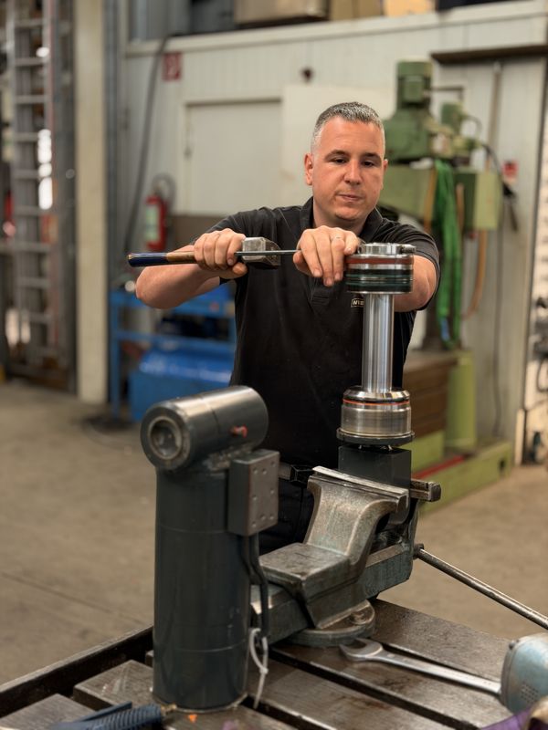 Wiebeck Hydraulik – Zylinderüberholung in der Werkstatt