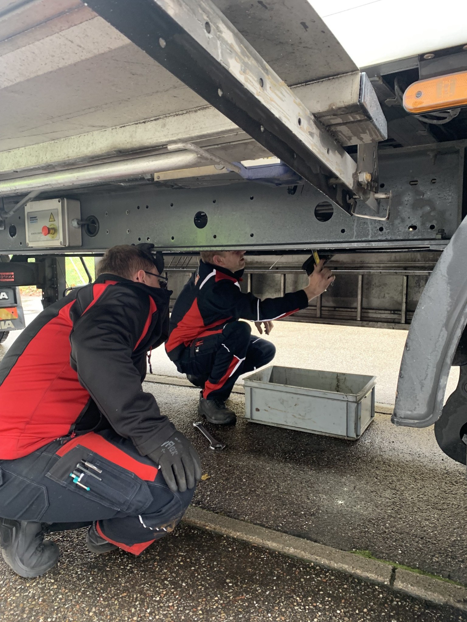 Wiebeck-Servicetechniker bei Arbeiten an einem LKW-Kran